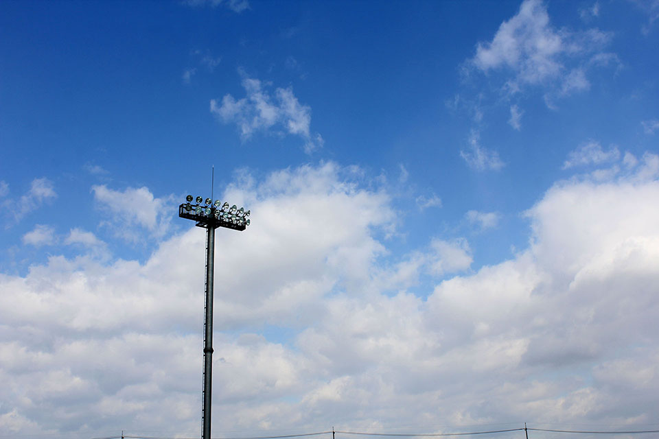 照明灯と青空写真