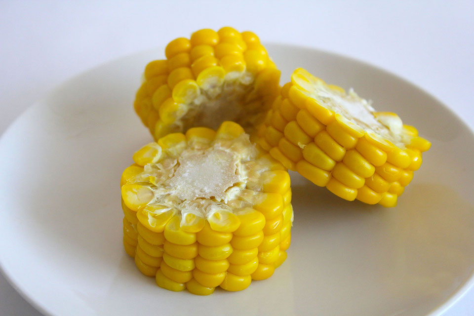 茹でたトウモロコシ写真