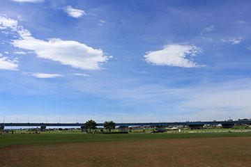 グランドと青空