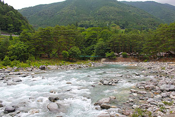 キャンプ場の川